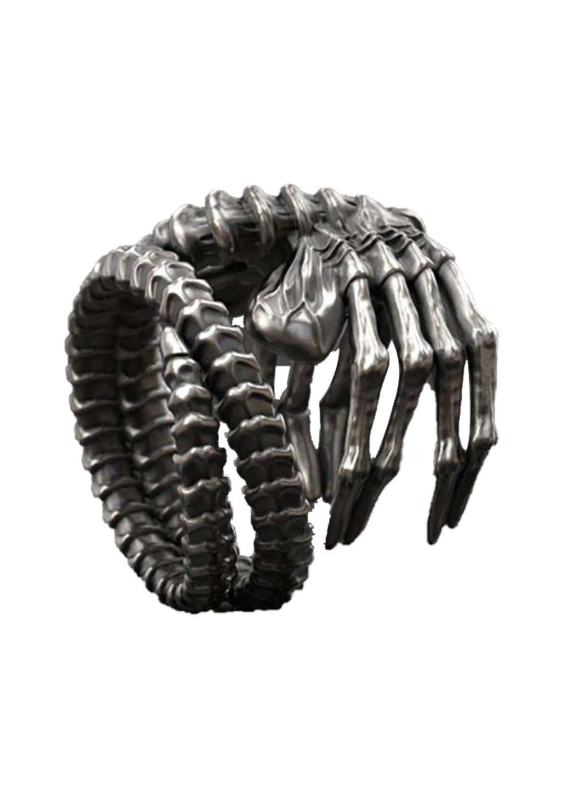 Detaillierter metallic ring facehugger mit schädel sarg design in dunklem silber als gothic schmuck